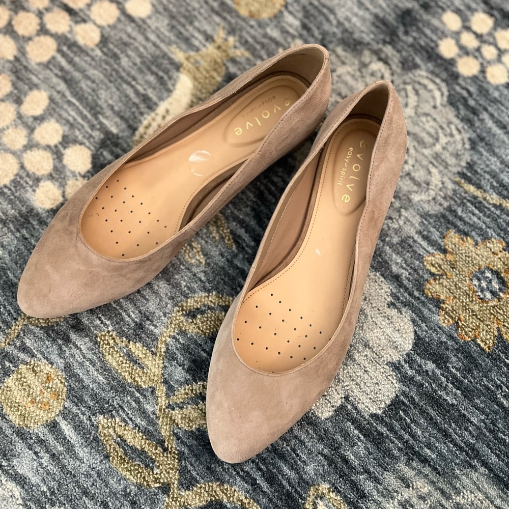** Evolve by Easy Spirit Taupe Suede Flats - Size 7.5**